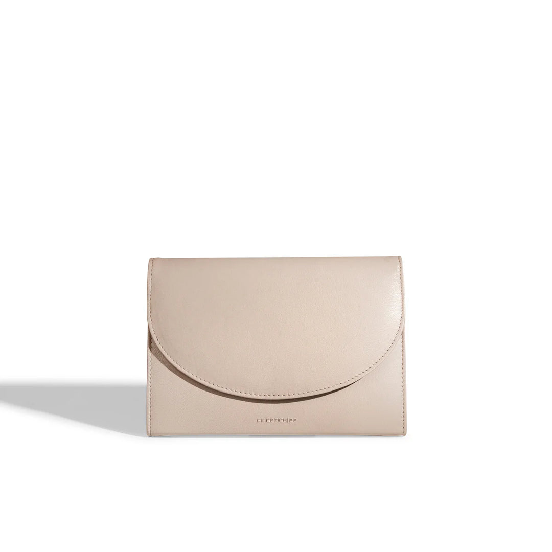 Grand étui à bijoux de voyage en cuir véritable Sienna, beige cappuccino, vue fermée, de face, posé sur la tranche