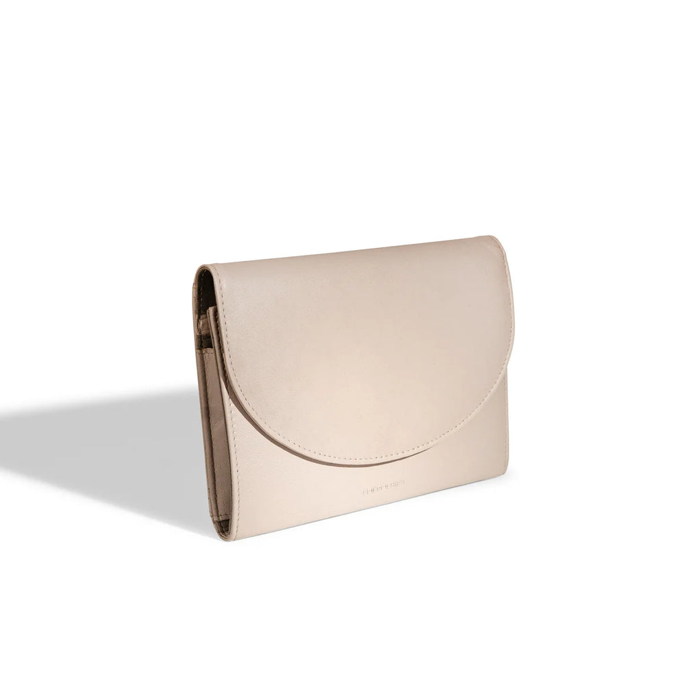 Grand étui à bijoux de voyage en cuir véritable Sienna, beige cappuccino, vue transverse, de face, posé sur la tranche