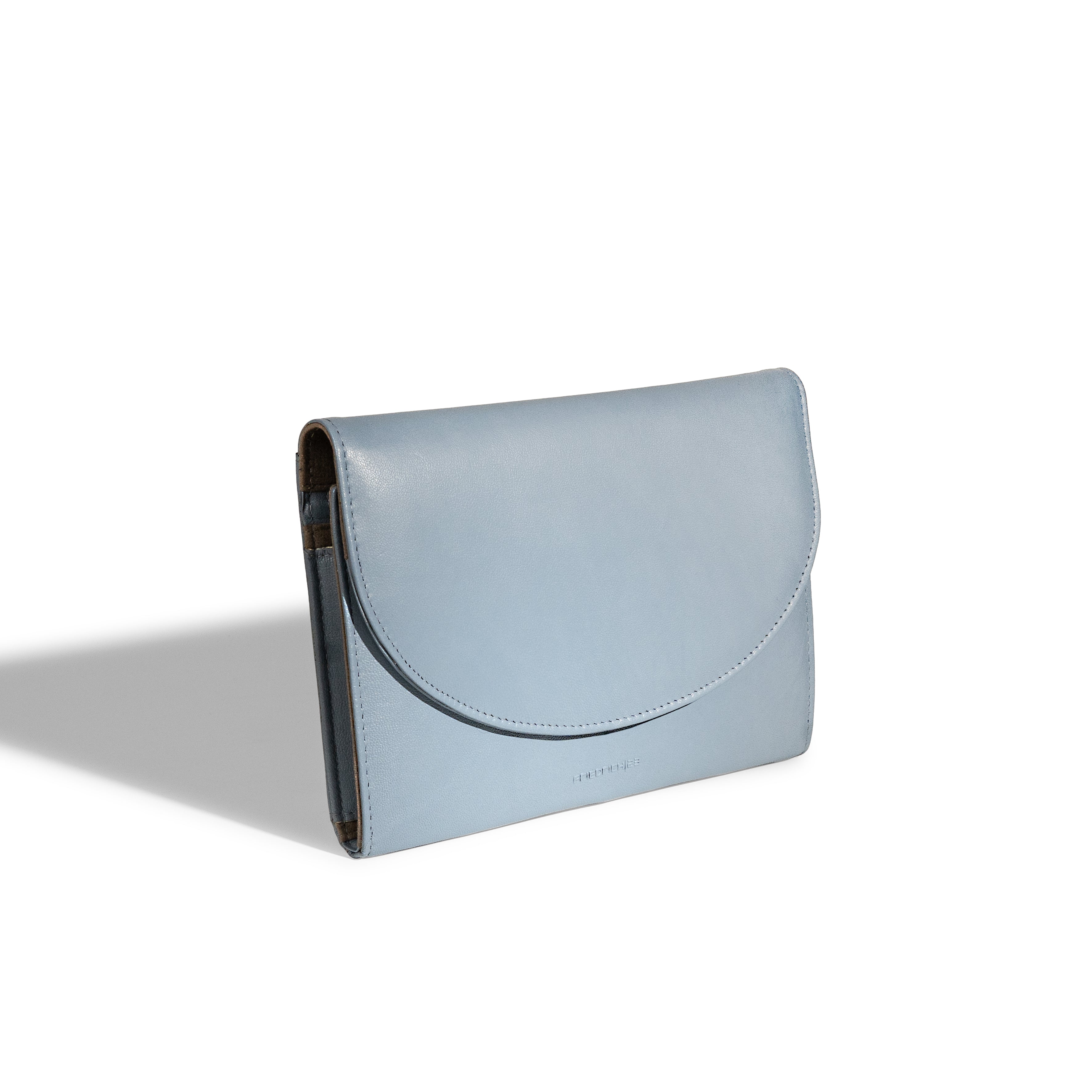 Grand étui à bijoux de voyage en cuir véritable Sienna, bleu clair, vue fermée, de transverse, posé sur la tranche