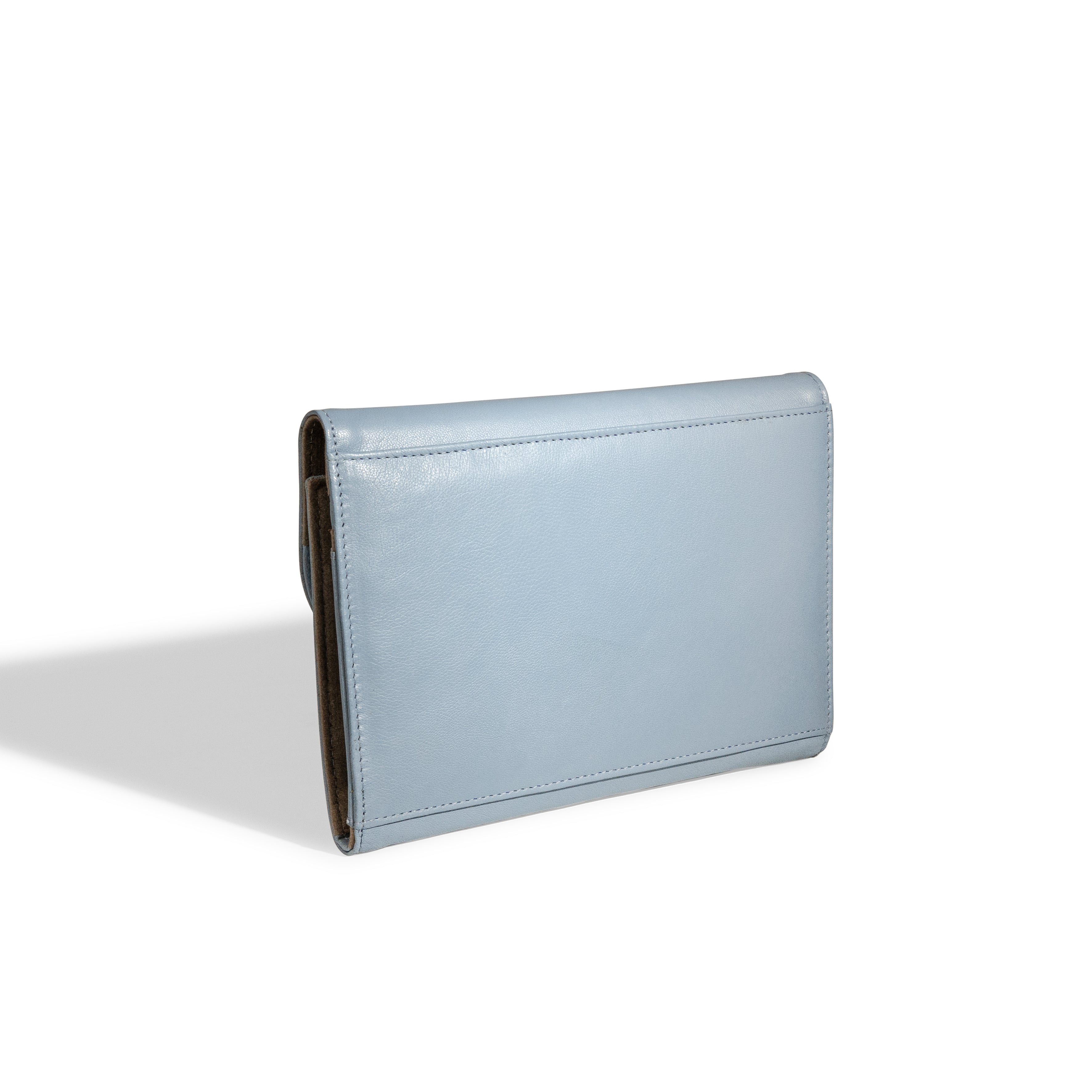 Grand étui à bijoux de voyage en cuir véritable Sienna, bleu clair, vue fermée, de dos, posé sur la tranche
