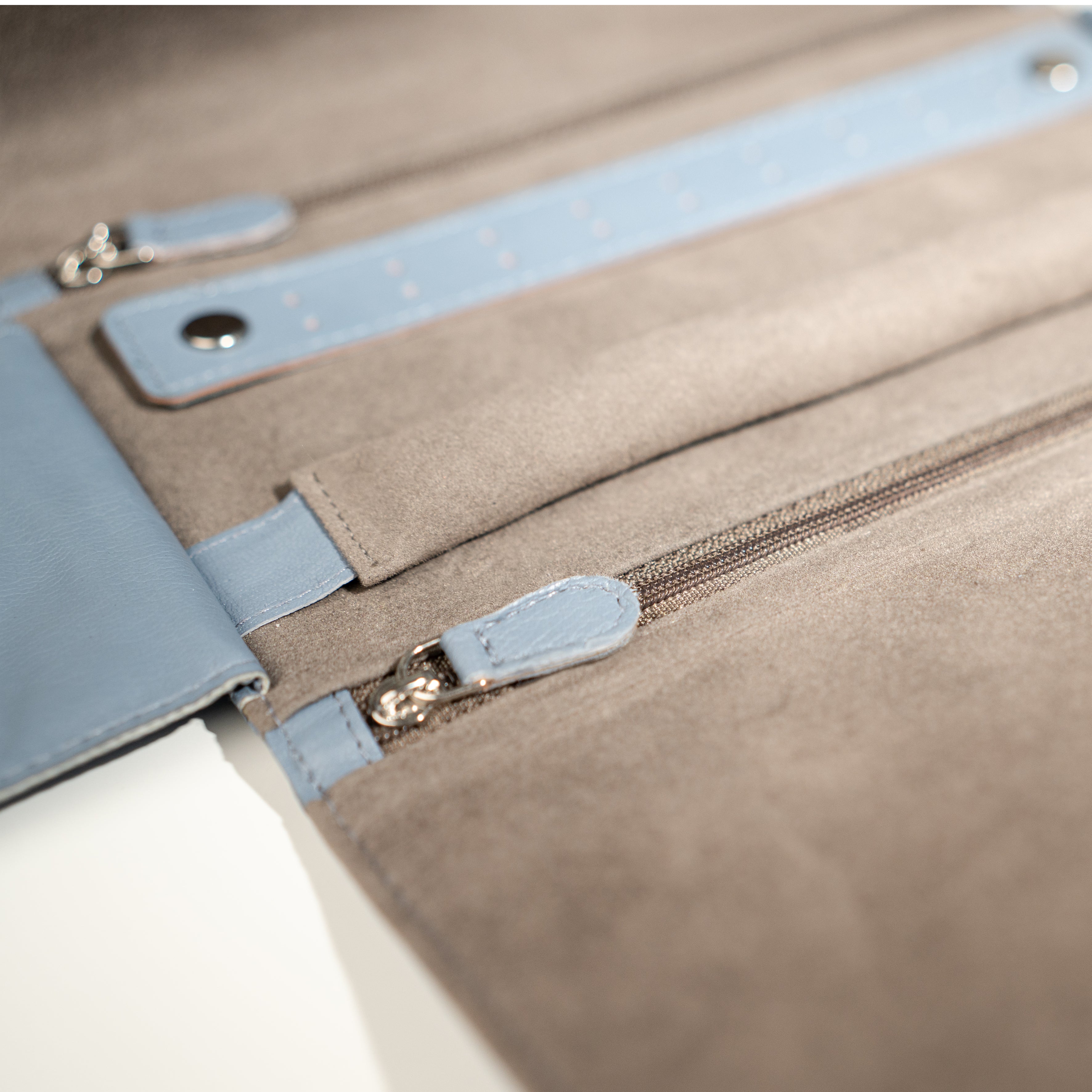 Grand étui à bijoux de voyage en cuir véritable Sienna, bleu clair, vue posée à plat en transverse, zoom sur les détails