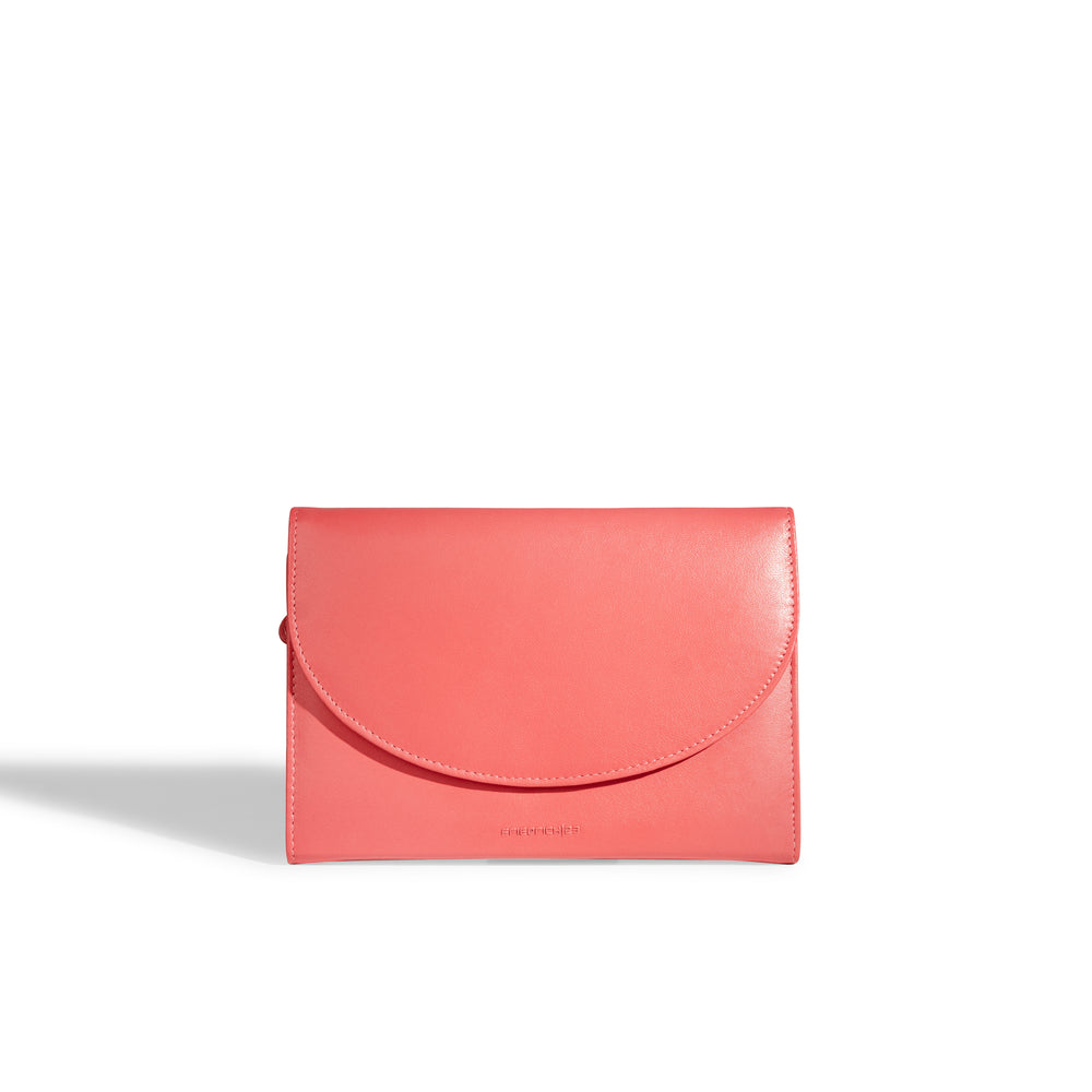 Grand étui à bijoux de voyage en cuir véritable Sienna, rose corail, vue fermé, de face, posé sur la tranche