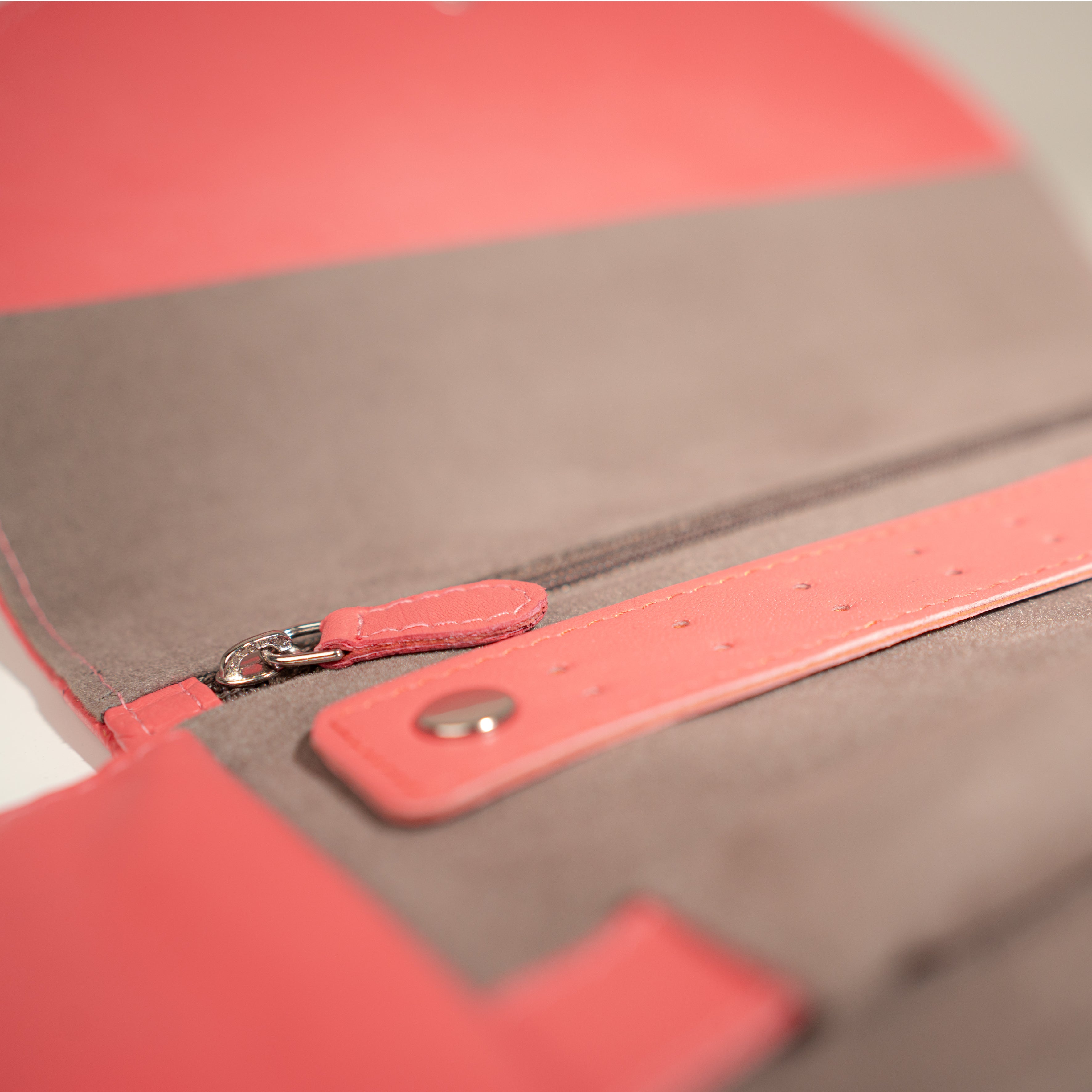 Grand étui à bijoux de voyage en cuir véritable Sienna, rose corail, vue ouverte, zoom sur les détails de fermeture