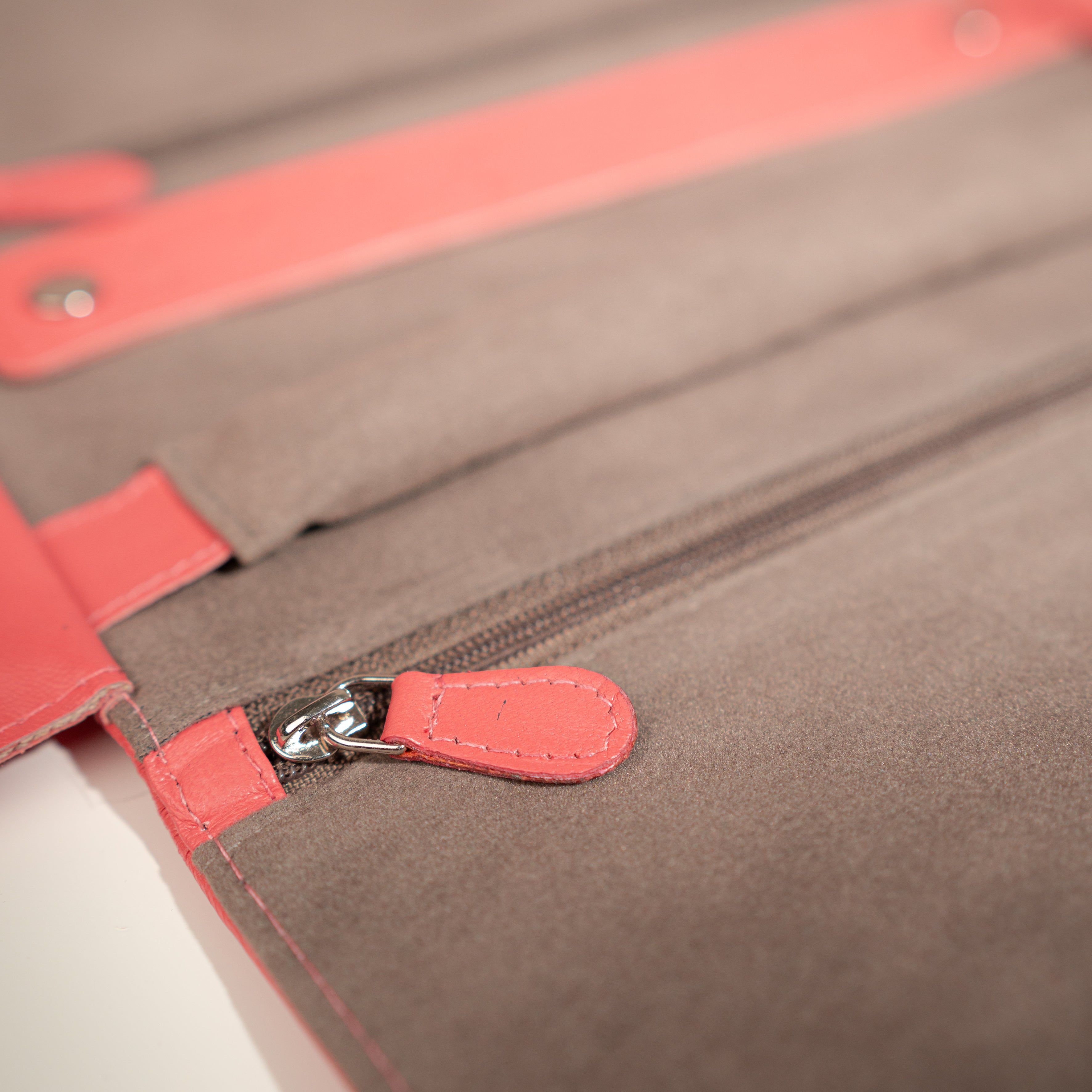 Grand étui à bijoux de voyage en cuir véritable Sienna, rose corail, vue ouverte, zoom sur les détails de fermeture