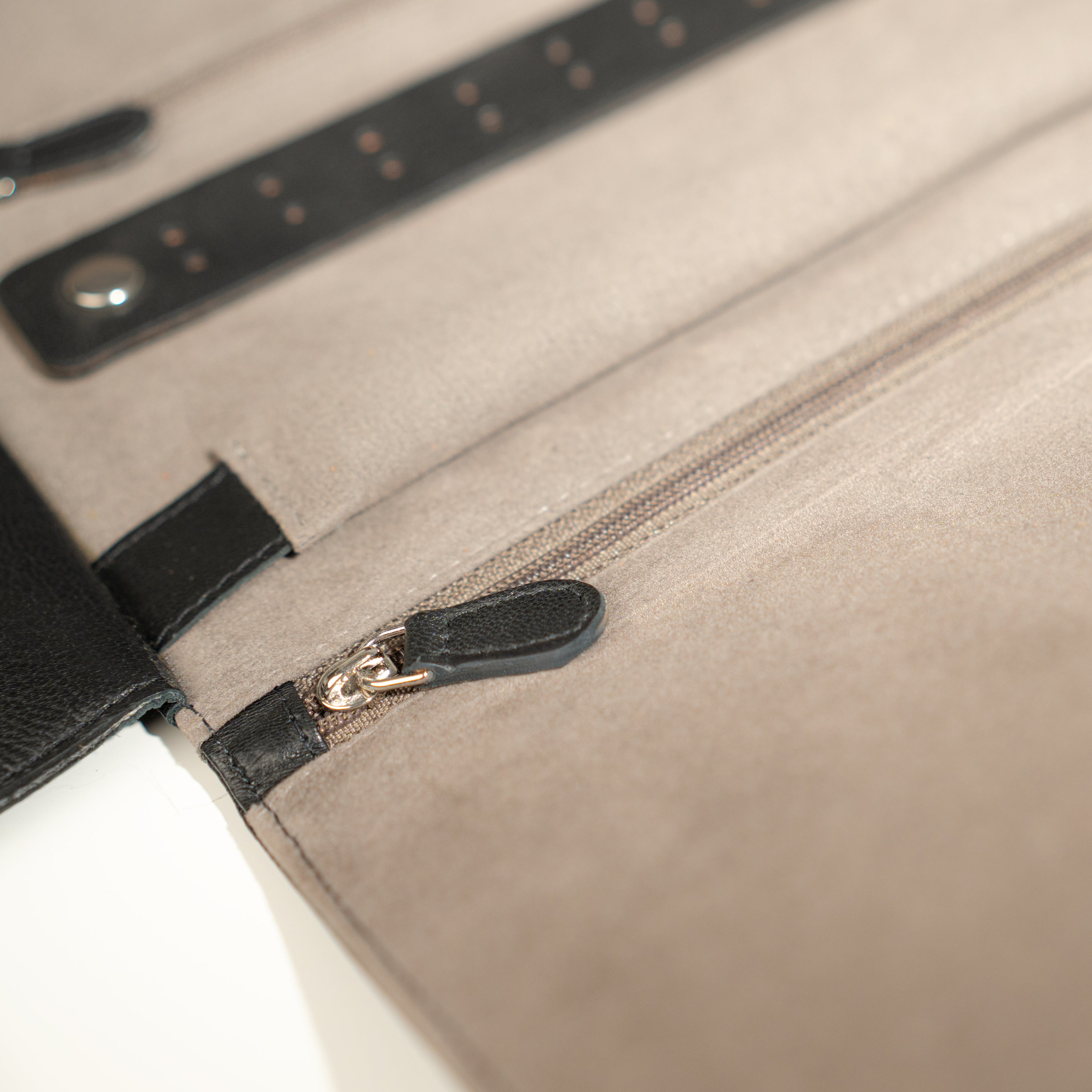 Grand étui à bijoux de voyage en cuir véritable Sienna, noir, vue ouverte avec zoom sur les détails
