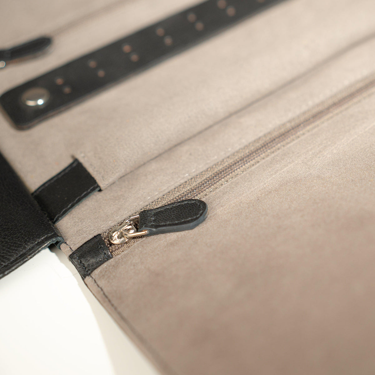 Grand étui à bijoux de voyage en cuir véritable Sienna, noir, vue ouverte avec zoom sur les détails