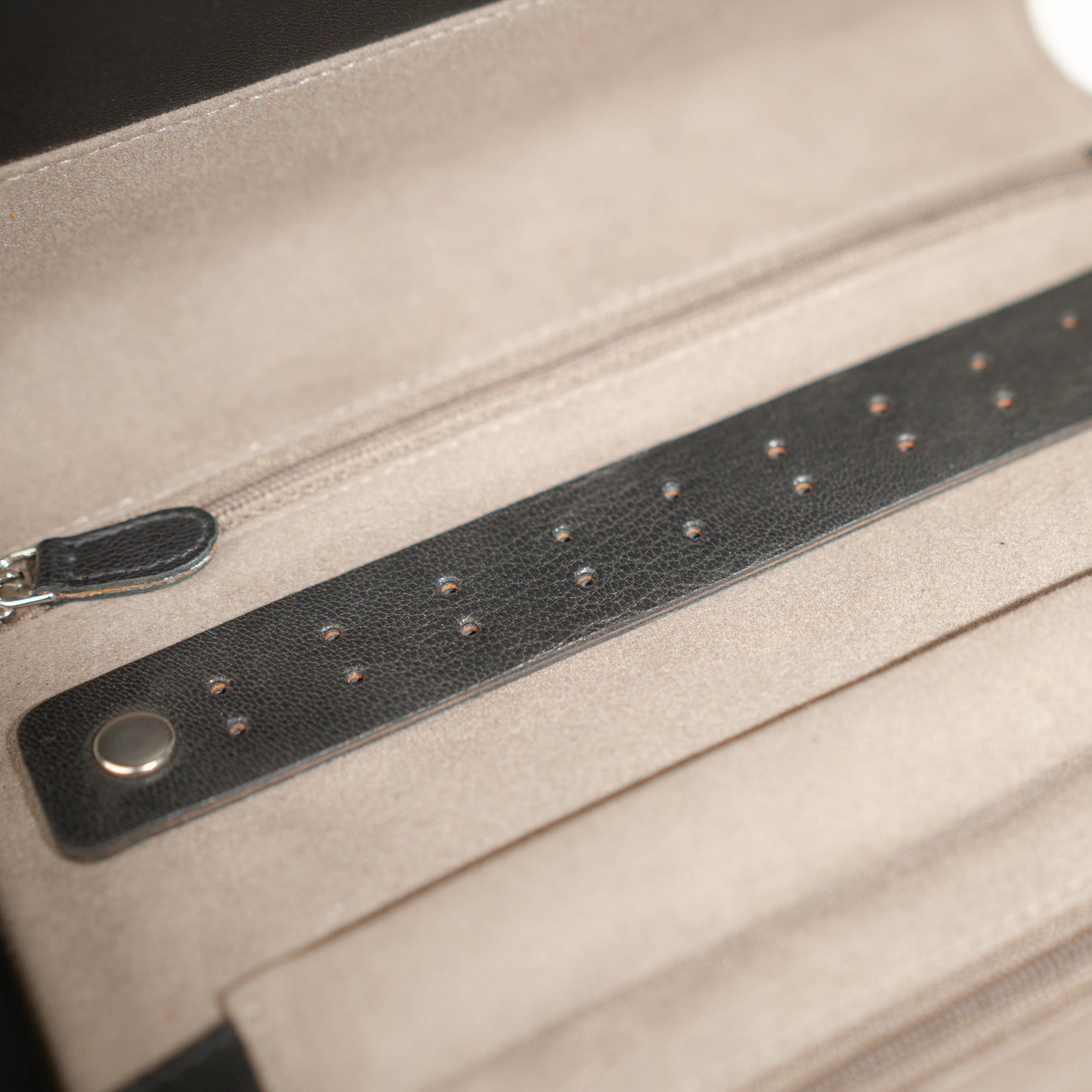 Grand étui à bijoux de voyage en cuir véritable Sienna, noir, vue ouverte avec zoom sur les détails