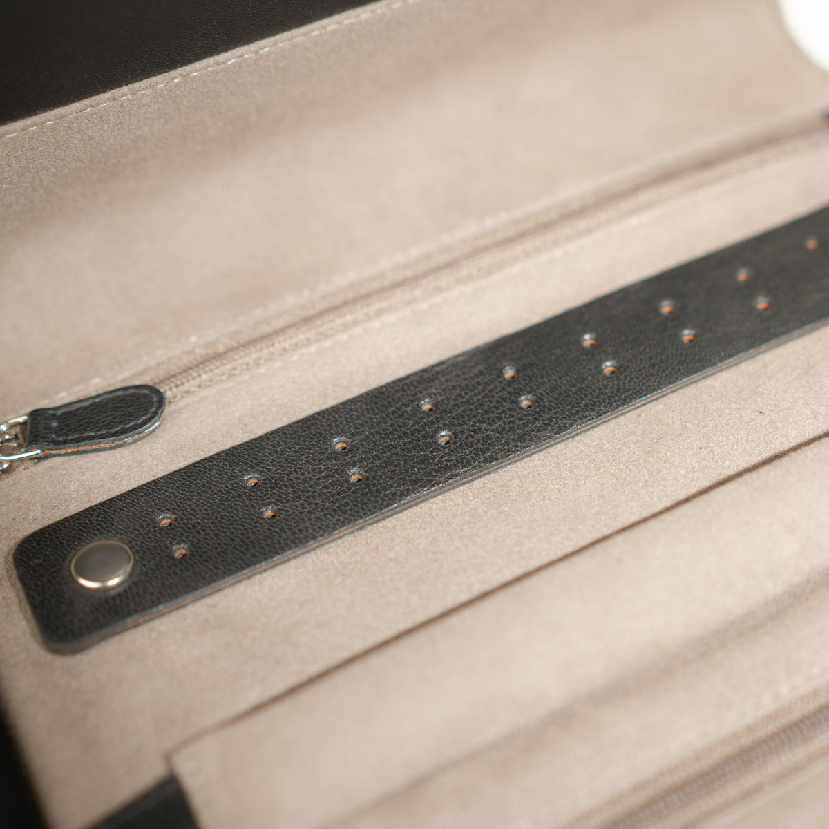Grand étui à bijoux de voyage en cuir véritable Sienna, noir, vue ouverte avec zoom sur les détails