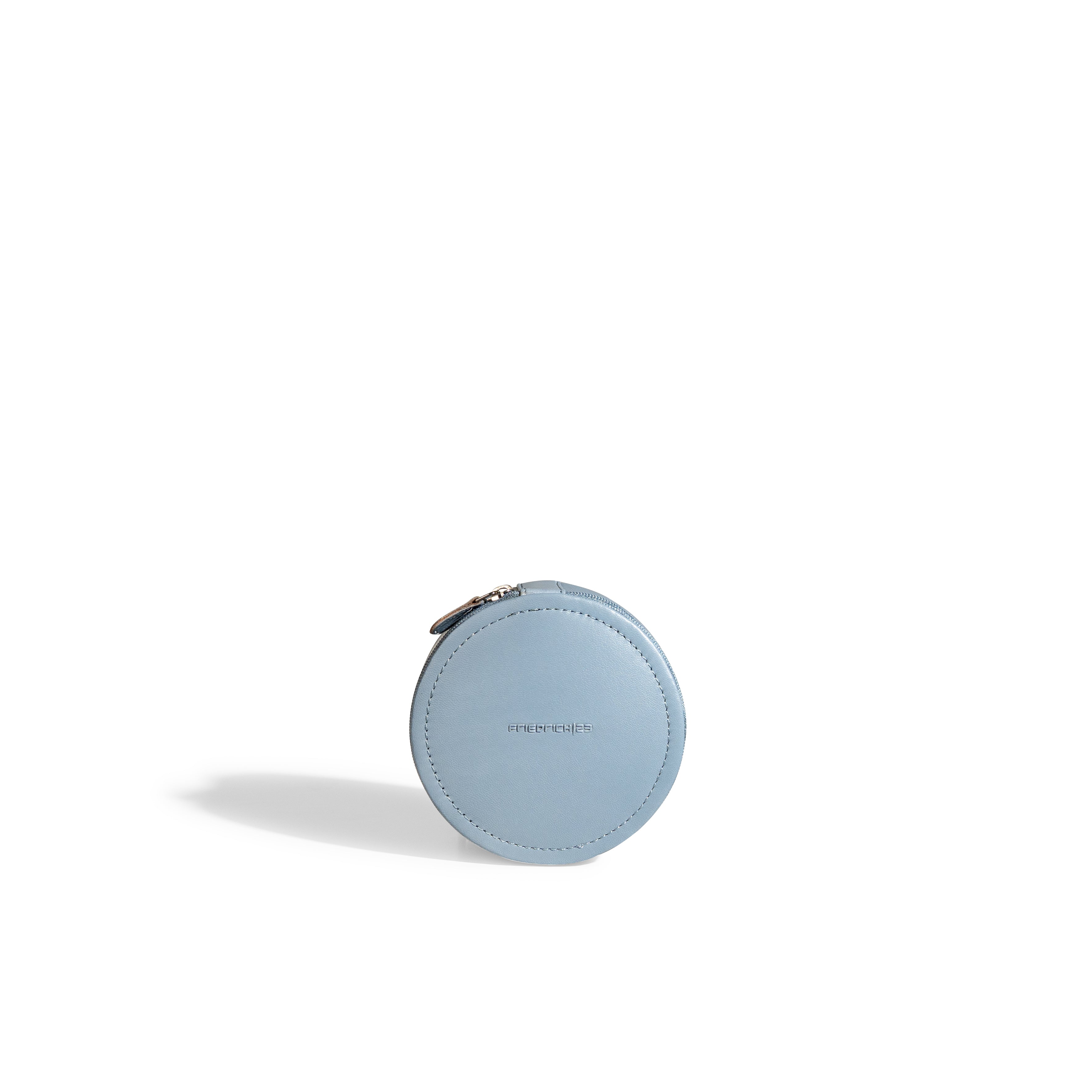 Mini boite à bijoux ronde en cuir véritable Sienna, bleu clair, vue fermée, posée sur la tranche