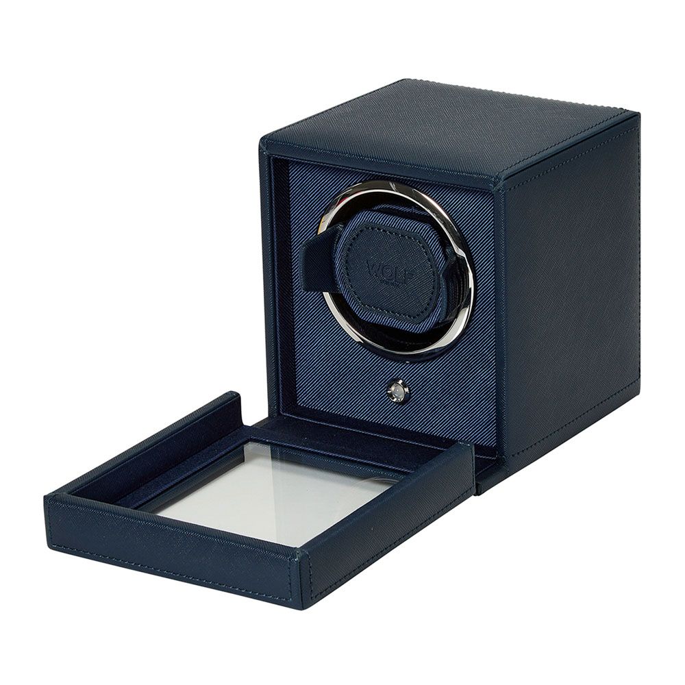 Remontoir WOLF en cuir saffiano bleu marine  ouvert et support circulaire chromé pour montre automatique