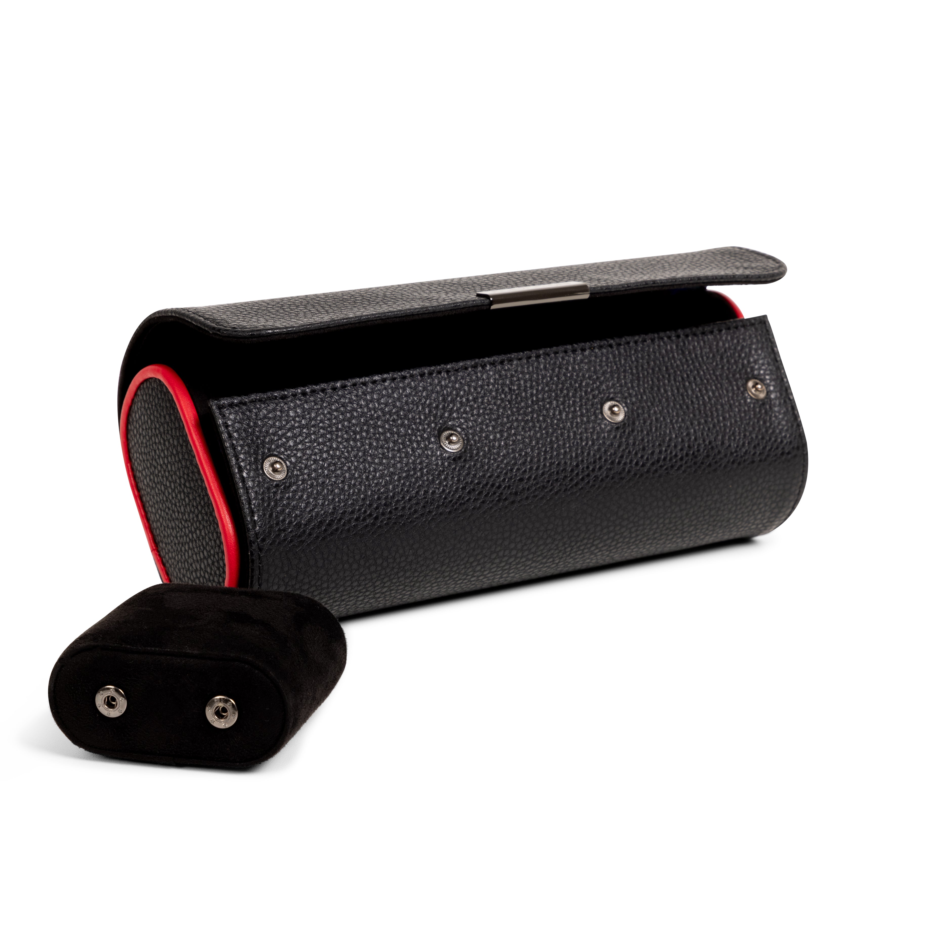 Etui à montre en cuir noir avec passepoil rouge Maranello, trois emplacements. Vue déclipsée, de face transverse sur fond blanc. Un coussin à montre est sorti de l'étui et posé à côté