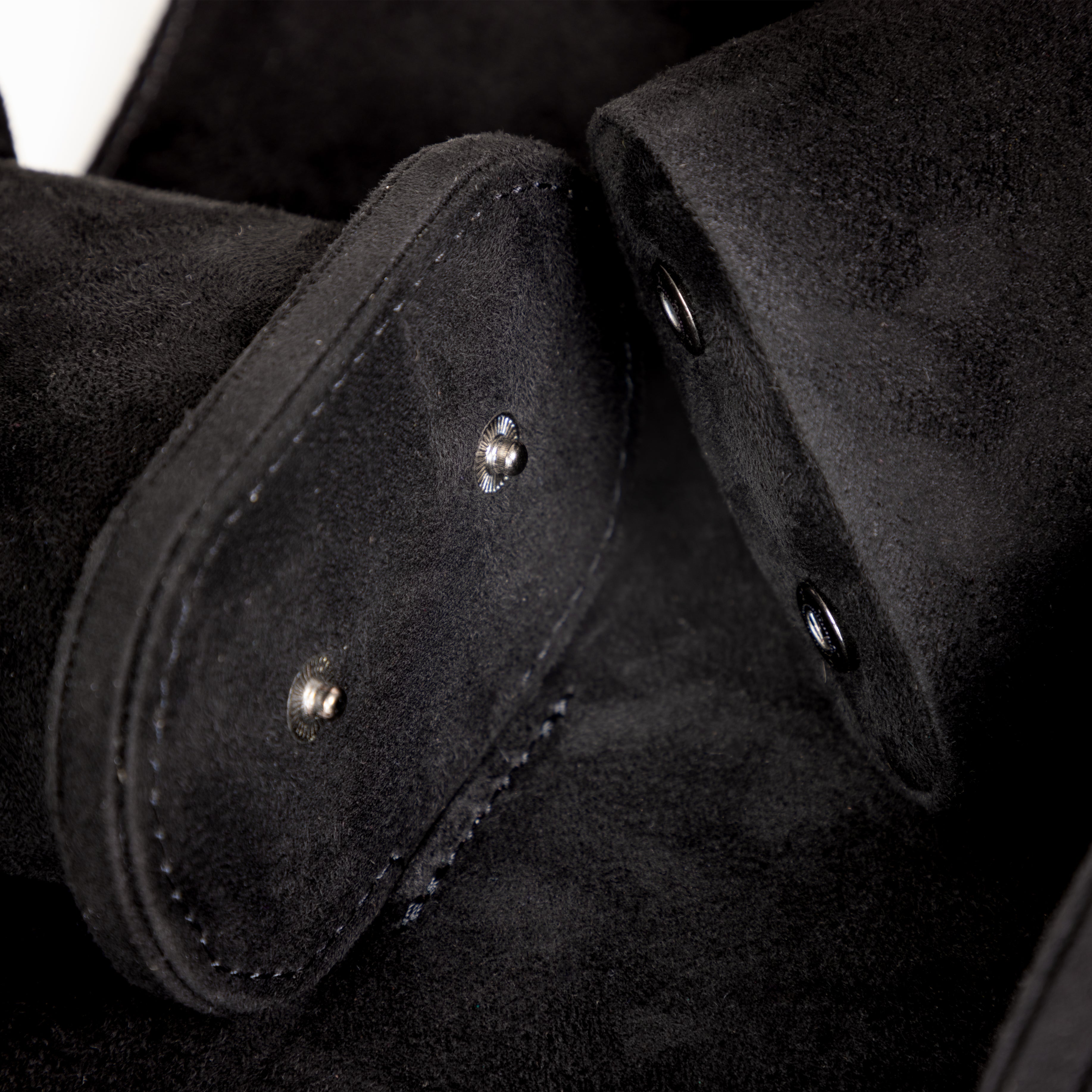 Etui à montre en cuir noir avec passepoil rouge Maranello, trois emplacements. Zoom sur les coussins de support à montre