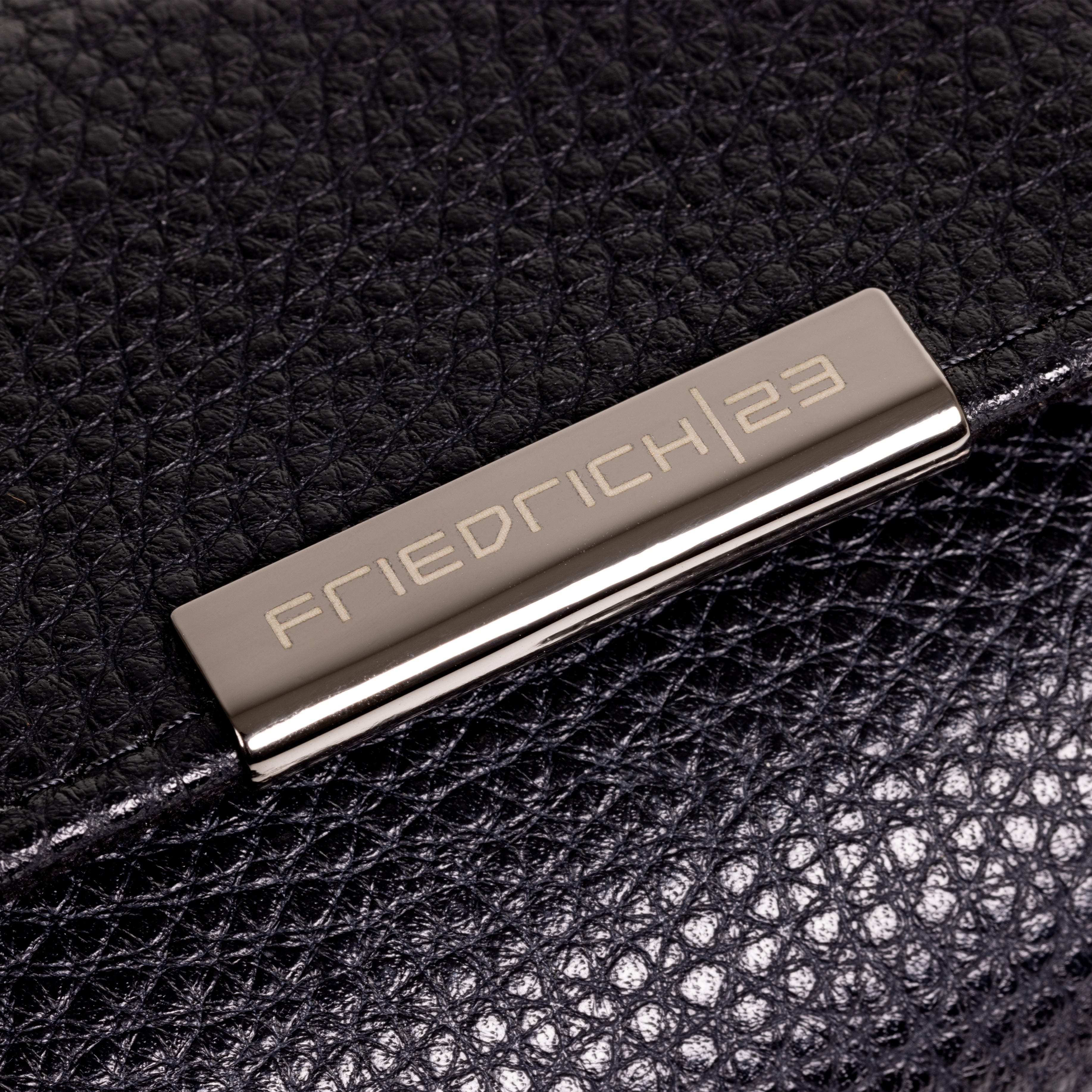 Etui à montre en cuir noir avec passepoil rouge Maranello, trois emplacements. Zoom sur le logo en métal Friedrich 23