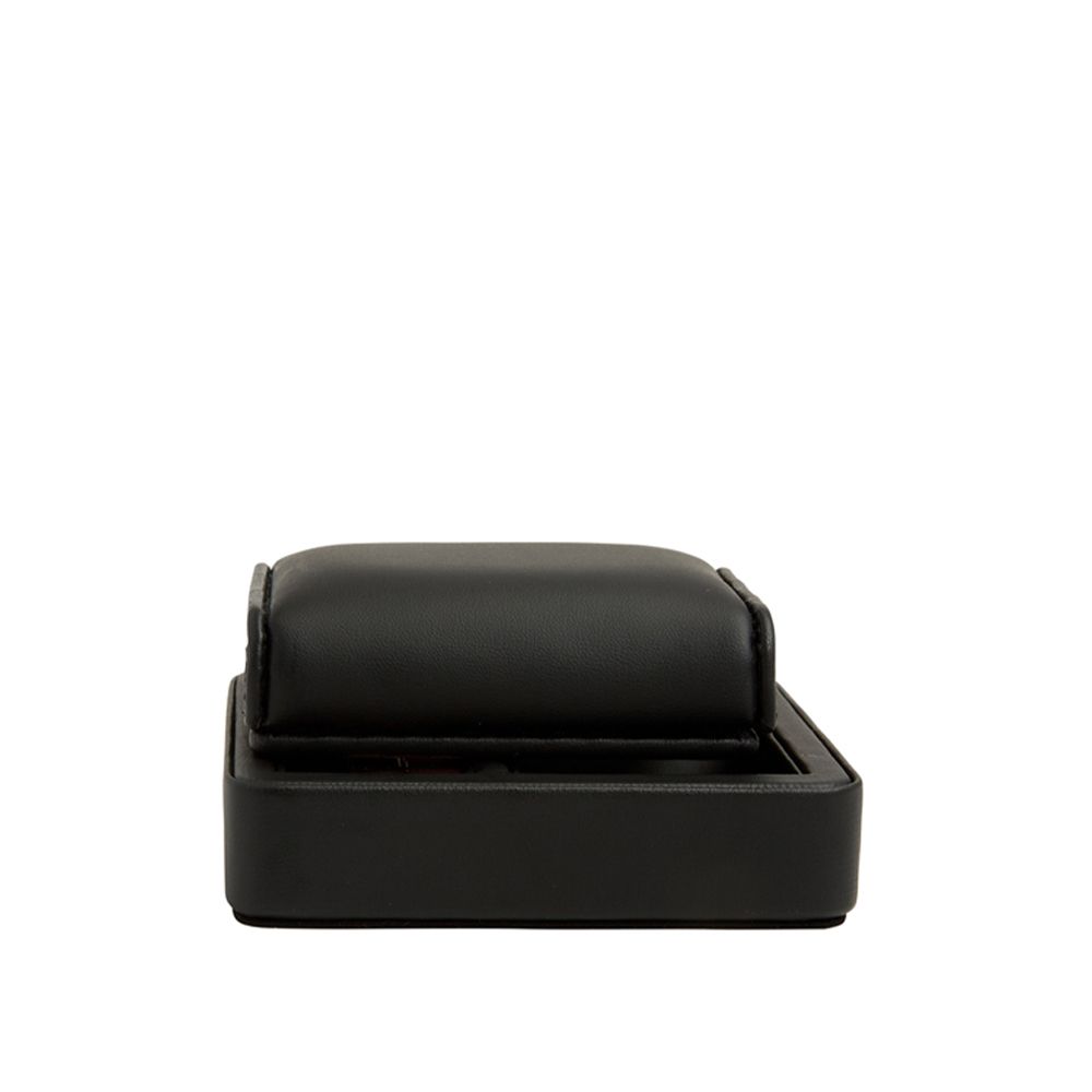 Support à montre en cuir noir avec coussin rembourré, posé sur une base carrée assortie servant de rangement