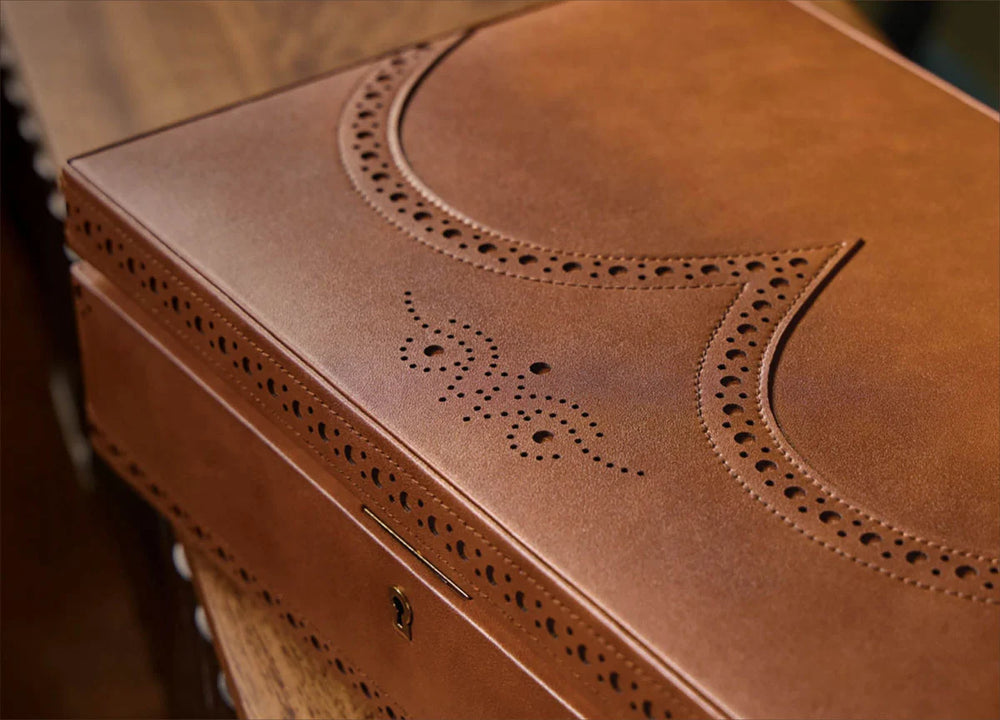 Boîte à montres Wolf 1834, collection Brogue - Esthétique vintage et intemporelle des célèbres chaussures britanniques « brogue » - Revetement haut de gamme effet cuir patiné - Dix emplacements